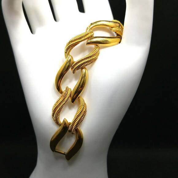 Vintage Napier Women's Bracelet, Gold Plated, Smooth Textured Links, 1980s - Picture 3 of 9